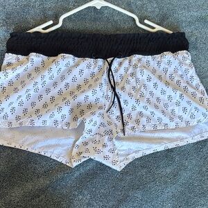 Old Navy Black Waistband White Lined Shorts